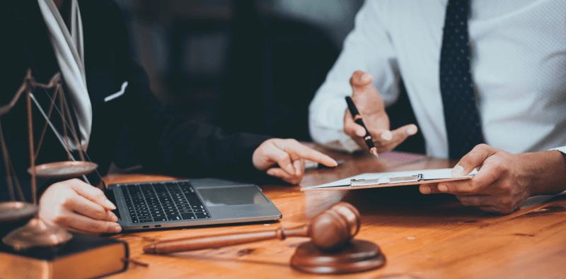 Obrońca z urzędu – komu przysługuje i jak go uzyskać?