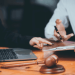 Obrońca z urzędu – komu przysługuje i jak go uzyskać? Obrońca z urzędu – komu przysługuje i jak go uzyskać?