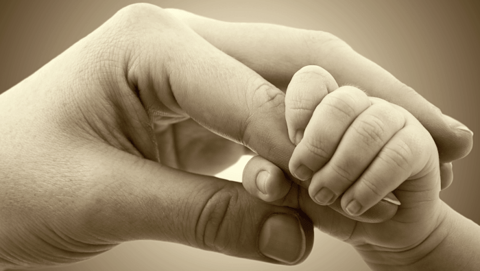 Roszczenia matki dziecka pozamałżeńskiego - jakie przysługują?